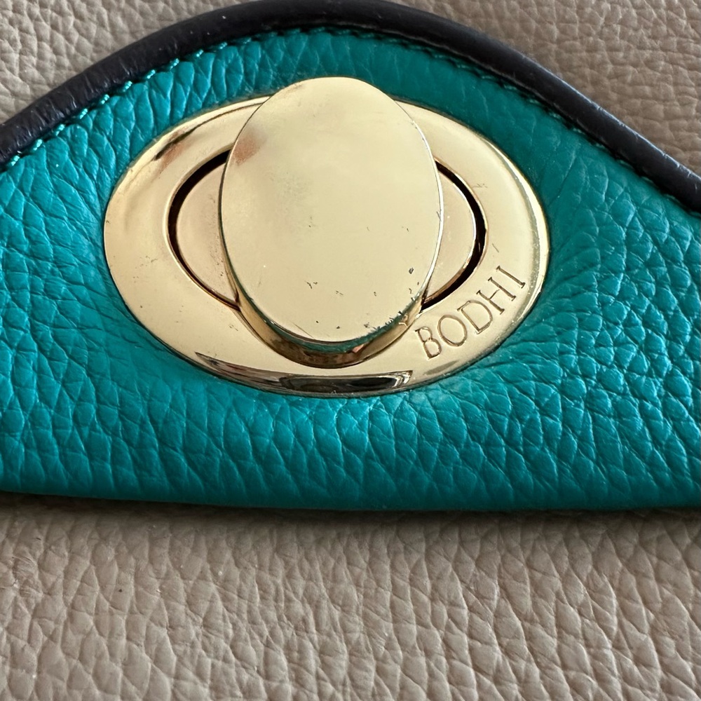 NEW Leather Bodhi Two-Tone Turquoise and Beige IPad Crossbody Bag - Picture 3 of 7
